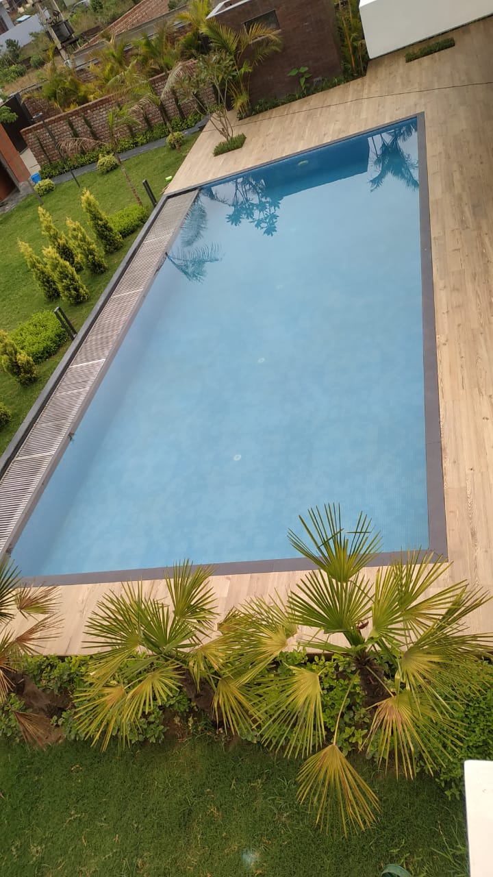 Pool with Hot Tub